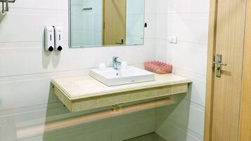 Een douche, gratis toiletartikelen, een haardroger, handdoeken