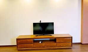 Escritorio y espacio para trabajar con laptop 