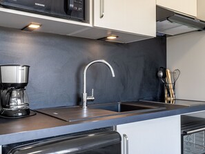 Kjøleskap, mikrobølgeovn, ovn og kjøkkenutstyr