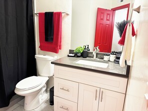 Een haardroger, handdoeken