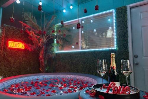 Private Hot Tub · Adults-Only Suite · Couples Retreat · Tucson