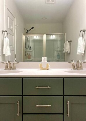 Secador de pelo, toallas, jabón, papel higiénico