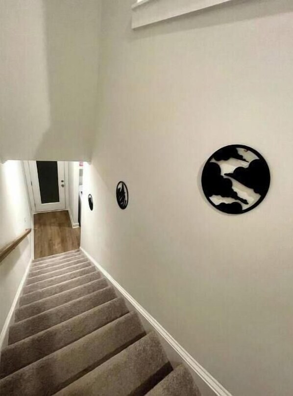 Una escalera con peldaños alfombrados que conduce a un rellano.
