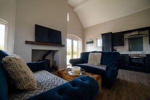 TV, caminetto, impianto stereo