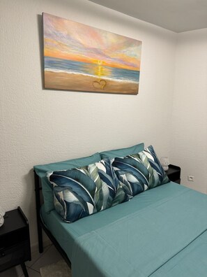 1 dormitorio, tabla de planchar con plancha, wifi y ropa de cama