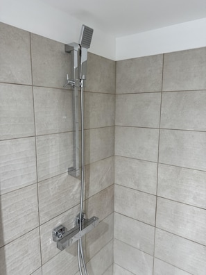Douche, serviettes fournies