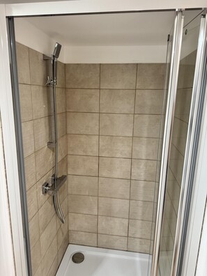Douche, serviettes fournies