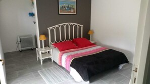 4 chambres, fer et planche à repasser, literie fournie