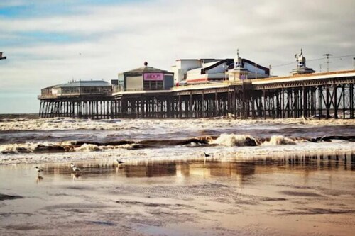 5 Bed House - Sleeps 10 - Garden - Parking - Wifi