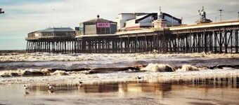 Seaside - House - Sleeps 10 - Parking - Garden