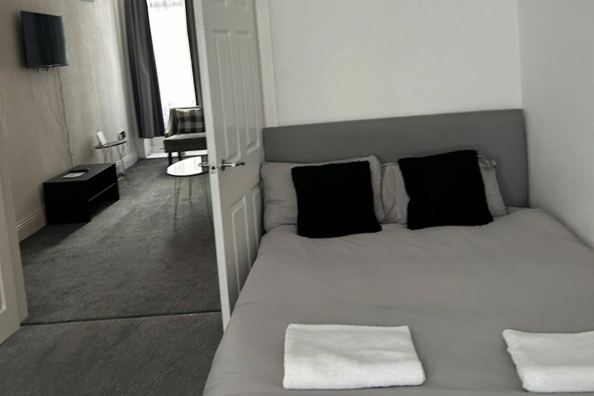 5 bedrooms, iron/ironing board, WiFi, bed sheets