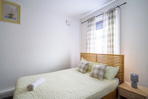5 habitaciones, tabla de planchar con plancha, wifi y ropa de cama 