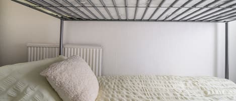 5 habitaciones, tabla de planchar con plancha, wifi y ropa de cama