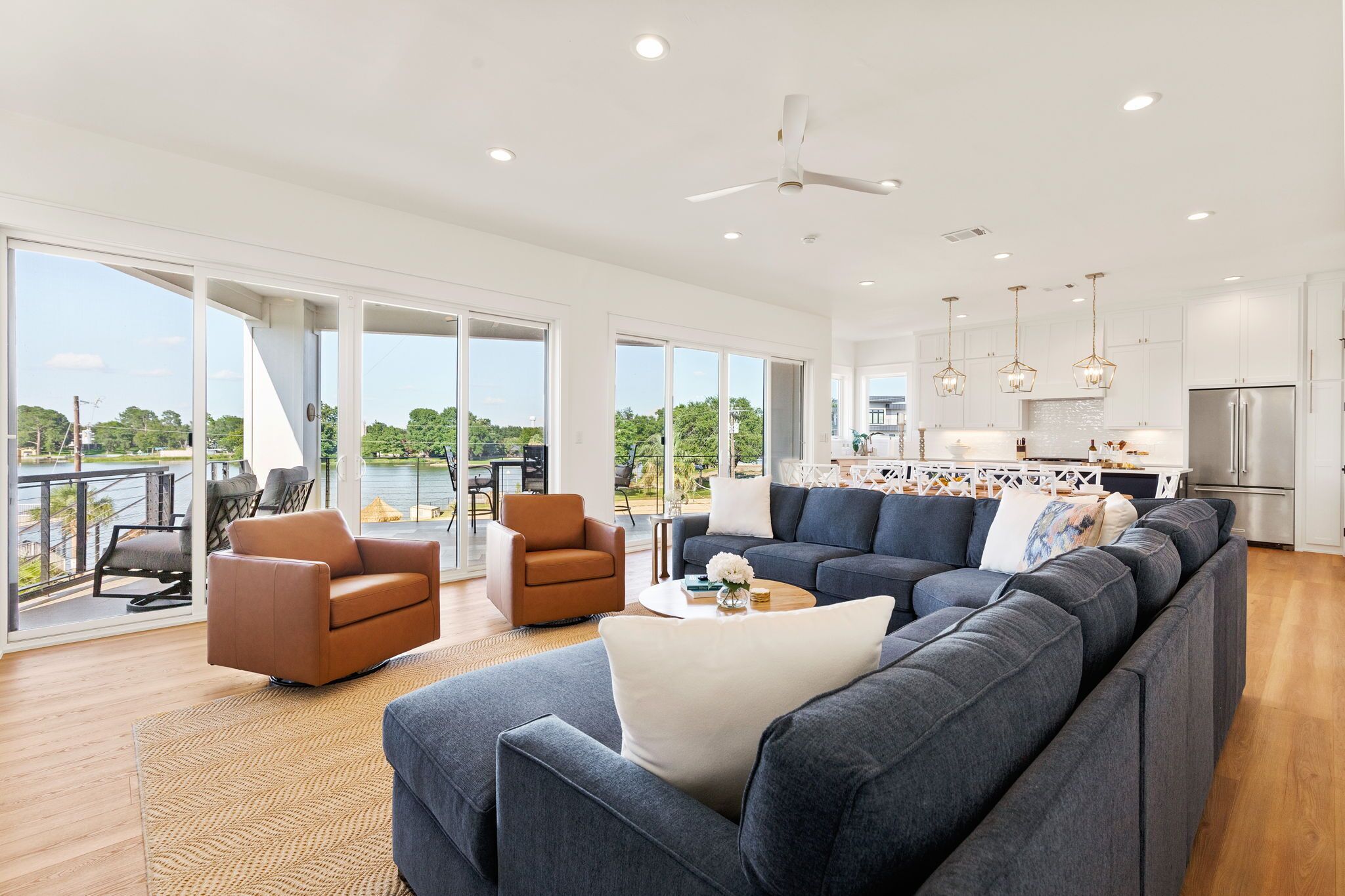 Een smart-tv, een open haard, videogames en tafelvoetbal