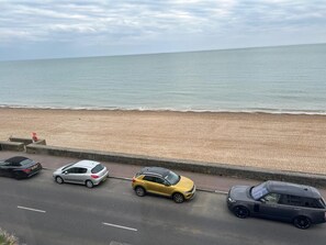 Beach - House - Sleeps 14 - Pets Ok - Parking - Garden (Folkestone)