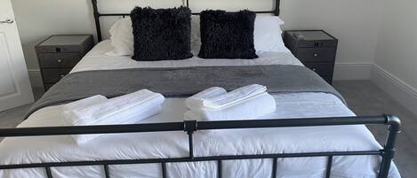 5 bedrooms, WiFi, bed sheets