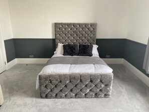 5 bedrooms, WiFi, bed sheets - House - Sleeps 14 - Pets Ok - Parking - Garden (Folkestone)