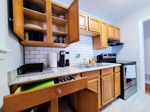 冷蔵庫、電子レ  ンジ、オーブン、コンロ