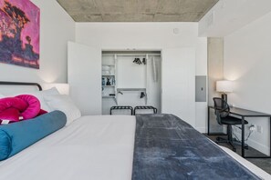 1 bedroom, desk, iron/ironing board, travel crib - Impeccable1B\SaltPalace+Delta\PoolSpaGymPrkg+Views (Salt Lake City)