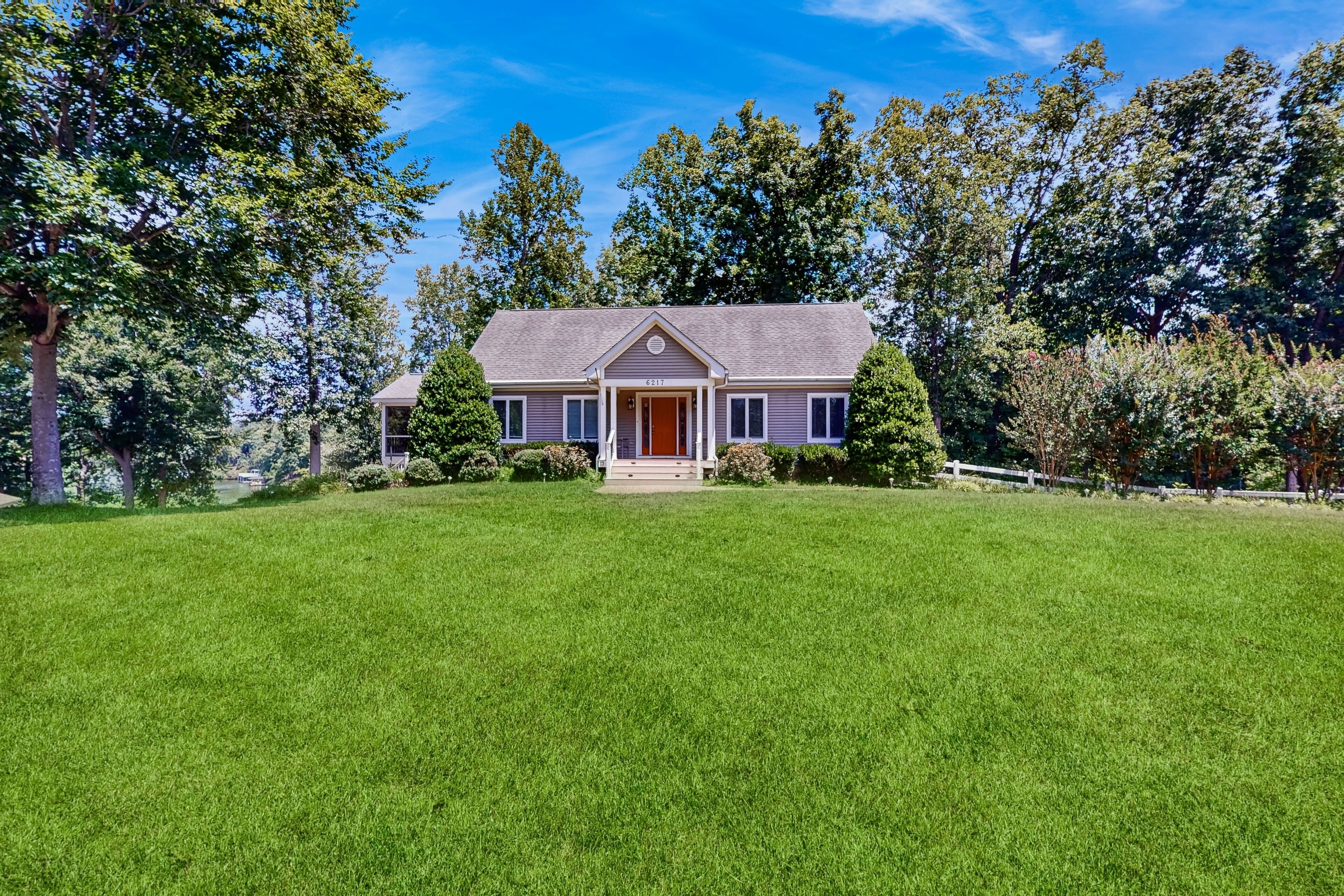 Lakefront house with breathtaking views, private dock & boat launch