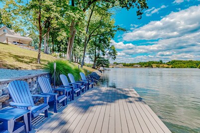 Lakefront house with breathtaking views, private dock & boat launch
