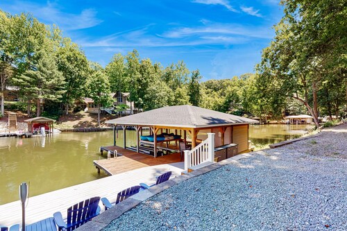 Lakefront house with breathtaking views, private dock & boat launch