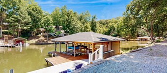Lakefront house with breathtaking views, private dock & boat launch