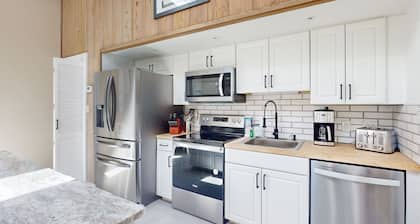 Coastal dog-friendly home close to beach and local attractions
