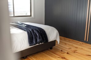 3 bedrooms, iron/ironing board, free WiFi, bed sheets - Pet friendly Oasis w/ Enchanting Sunset View (Ocean Grove)