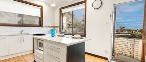 Frigorífico, microondas, horno y placa de cocina