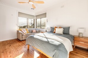 3 slaapkamers, een strijkplank/strijkijzer, gratis wifi, beddengoed