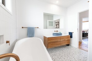 Een haardroger, handdoeken, zeep, toiletpapier