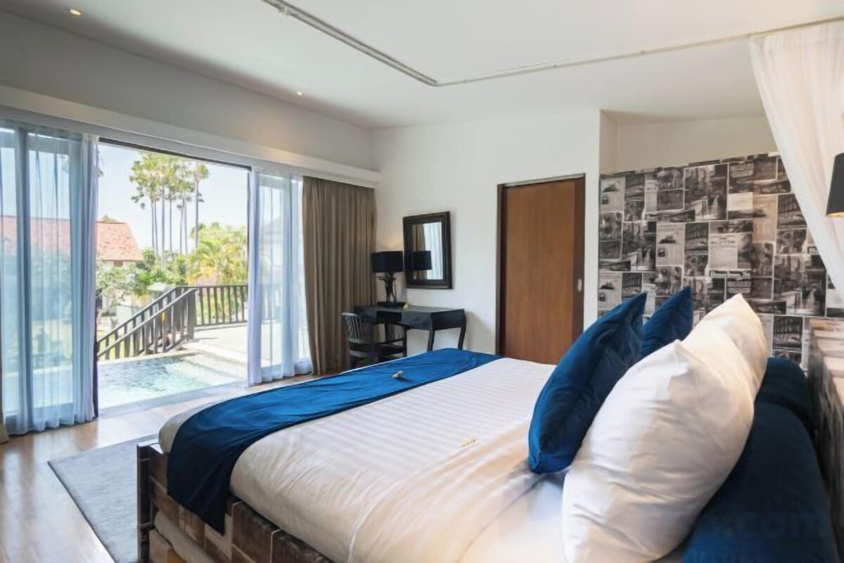 Desk, WiFi (free), bed sheets