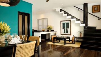 Un interno moderno con zona pranzo, cucina, scala e angolo living.