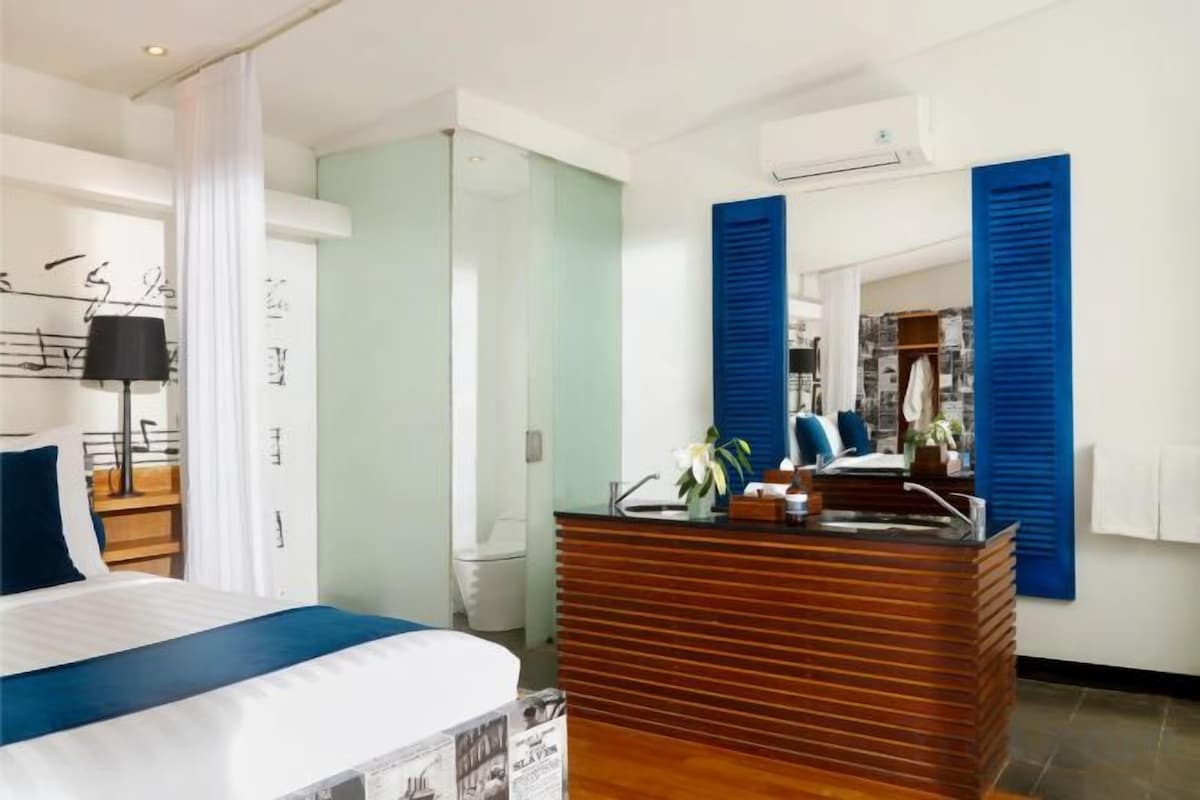 Desk, WiFi (free), bed sheets