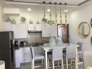 Microondas, cafetera y tetera, tostadora y licuadora 