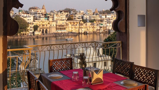 Zona pranzo con vista sul fiume e sulla città.