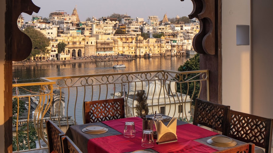 Dera Pichola A Lake Facing Hotel