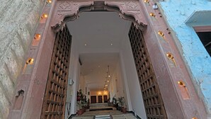 Ingresso con cartello per Hotel Derra Pichola e una scalinata che conduce all'interno.