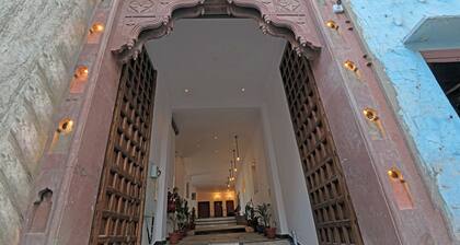 Dera Pichola A Lake Facing Hotel
