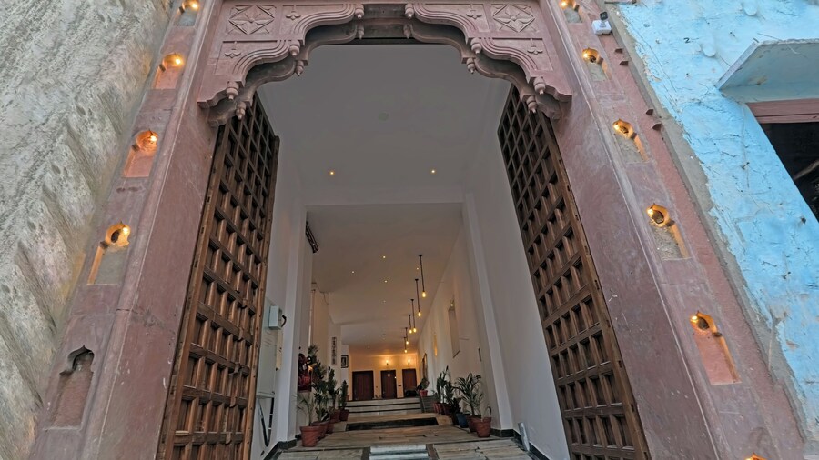 Dera Pichola A Lake Facing Hotel