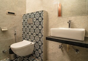 Quarto standard | Banheiro | Chuveiro, produtos de toalete grátis, toalhas de banho, sabonete