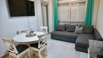 Comfort Apartment, Beach View | Living area