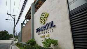 Un edificio con un cartel que dice "RENDASOL RESIDENCES TORRE SUR".