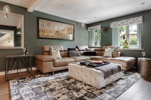 テレビ、暖炉、書斎 / ワークスペース