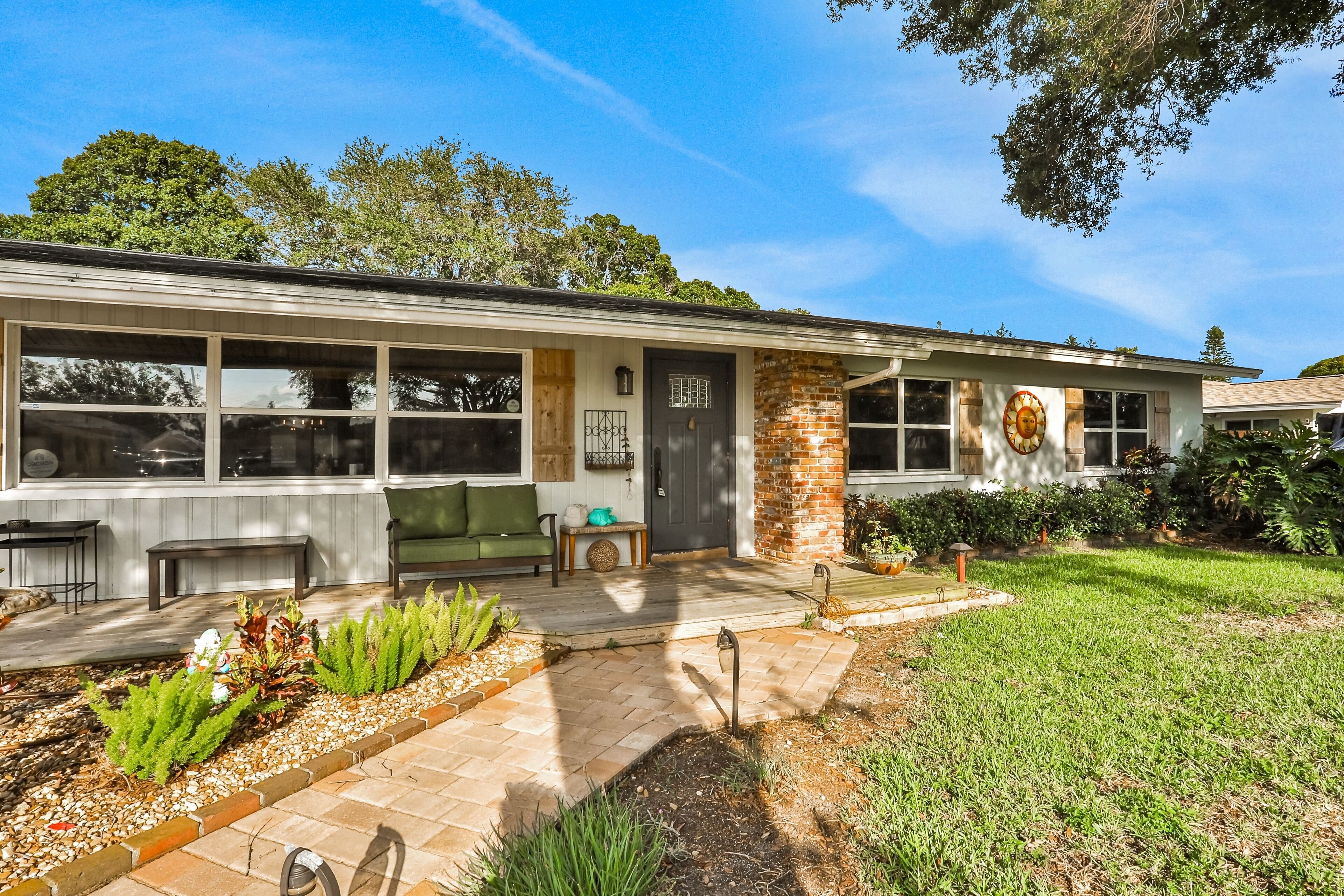 Relaxing retreat with pool, patio, pool table, W/D, AC, close to beaches