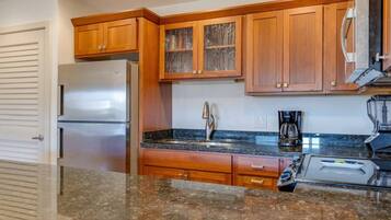 Frigorífico, microondas, placa de cocina y lavavajillas