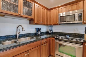 Réfrigérateur, micro-ondes, plaque de cuisson, lave-vaisselle