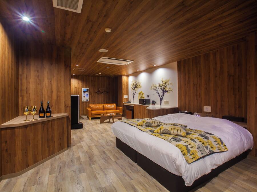 Donzen dekbedden, een laptopwerkplek, verduisterende gordijnen