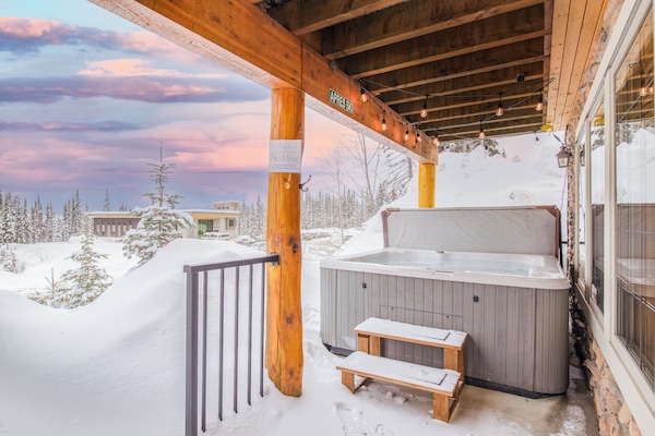 Hot Tub in Operation Year Round!